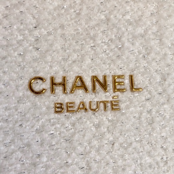 Chanel Beauty 2024 Holiday Cosmetic Pouch - Picture 3 of 9
